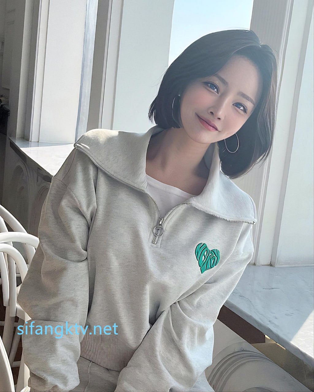 性感旗袍好朋友的人妻老婆趁着老公不在家穿旗袍红色丝袜勾引我 受不了只能满足她干一炮了！勾魂小翘臀